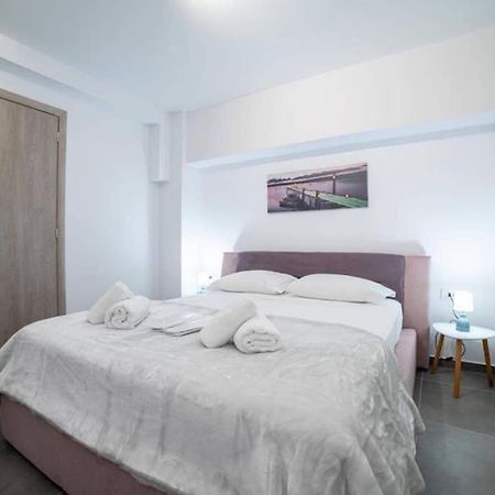 Brand New Aprt With Backyard In Lycabettus Hill ! Apartment เอเธนส์ ภายนอก รูปภาพ