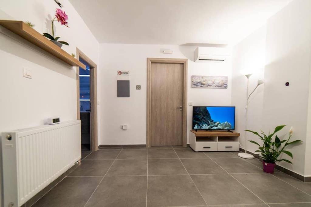 Brand New Aprt With Backyard In Lycabettus Hill ! Apartment เอเธนส์ ภายนอก รูปภาพ