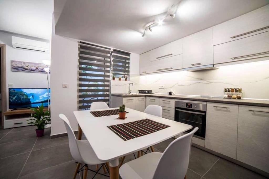 Brand New Aprt With Backyard In Lycabettus Hill ! Apartment เอเธนส์ ภายนอก รูปภาพ