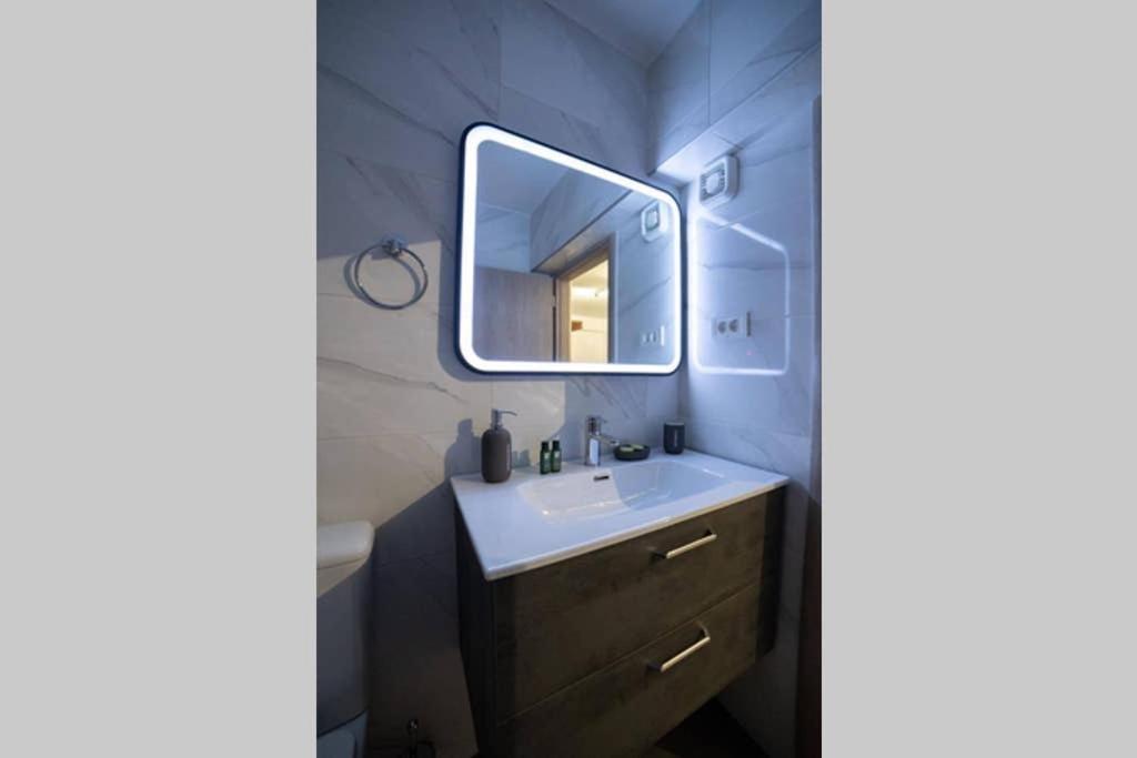 Brand New Aprt With Backyard In Lycabettus Hill ! Apartment เอเธนส์ ภายนอก รูปภาพ